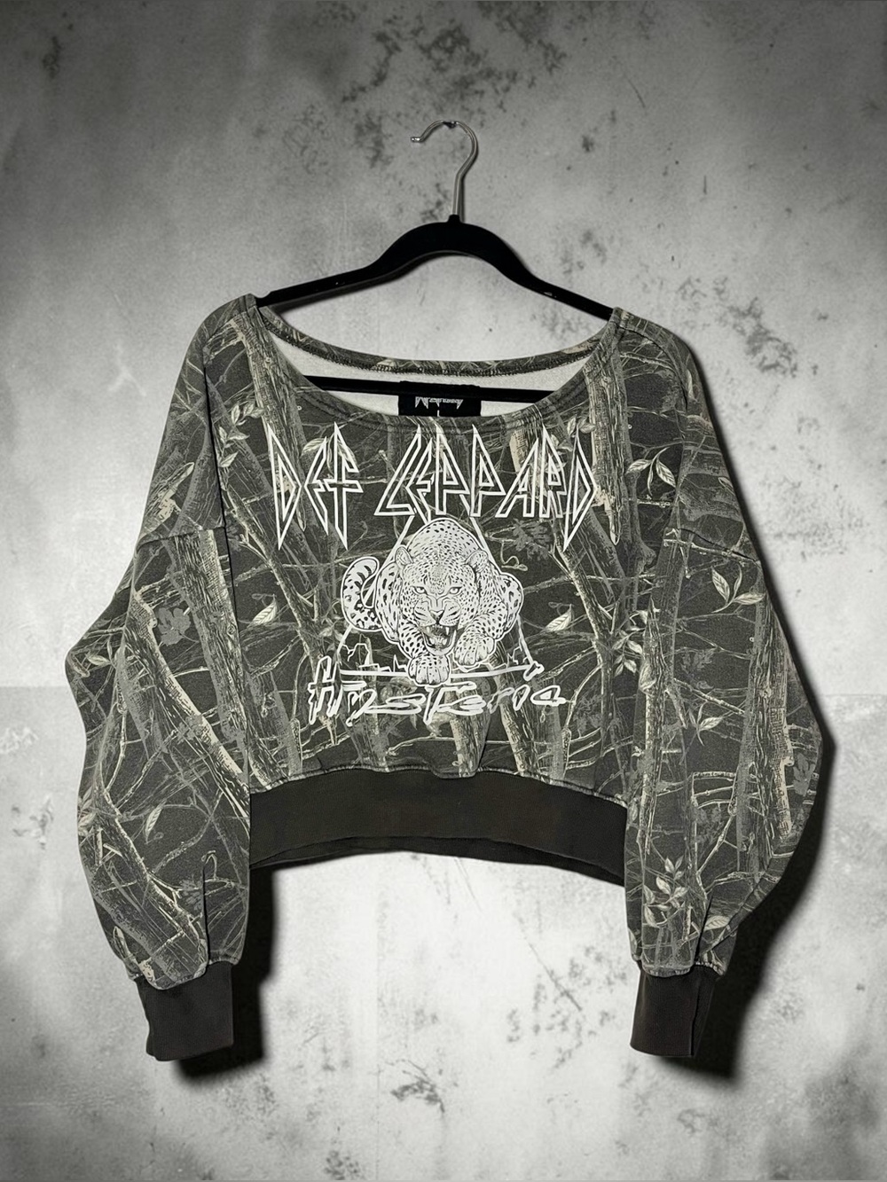 Def Leppard Off Wide Neck Cropped Hysteria Sweatshirt Large